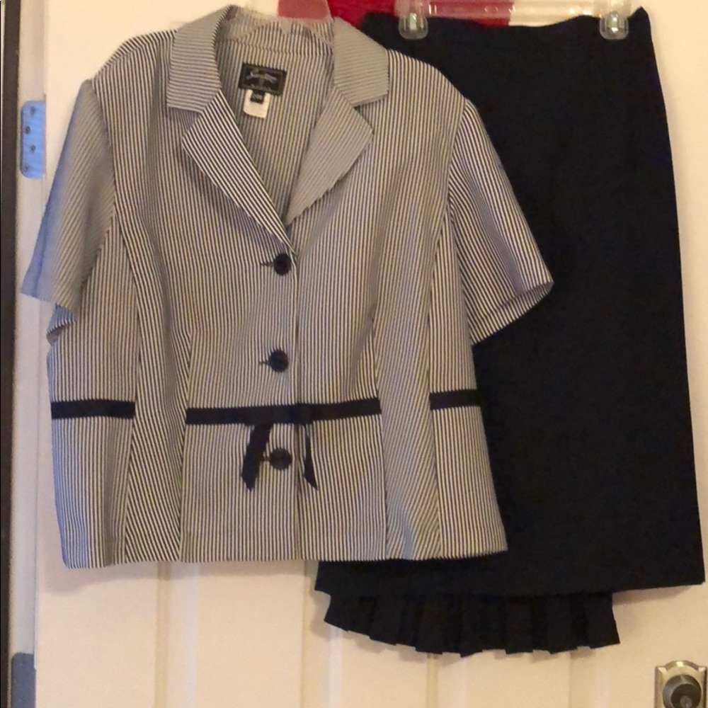 Sweet Suit size 24W skirt and top navy blue/white